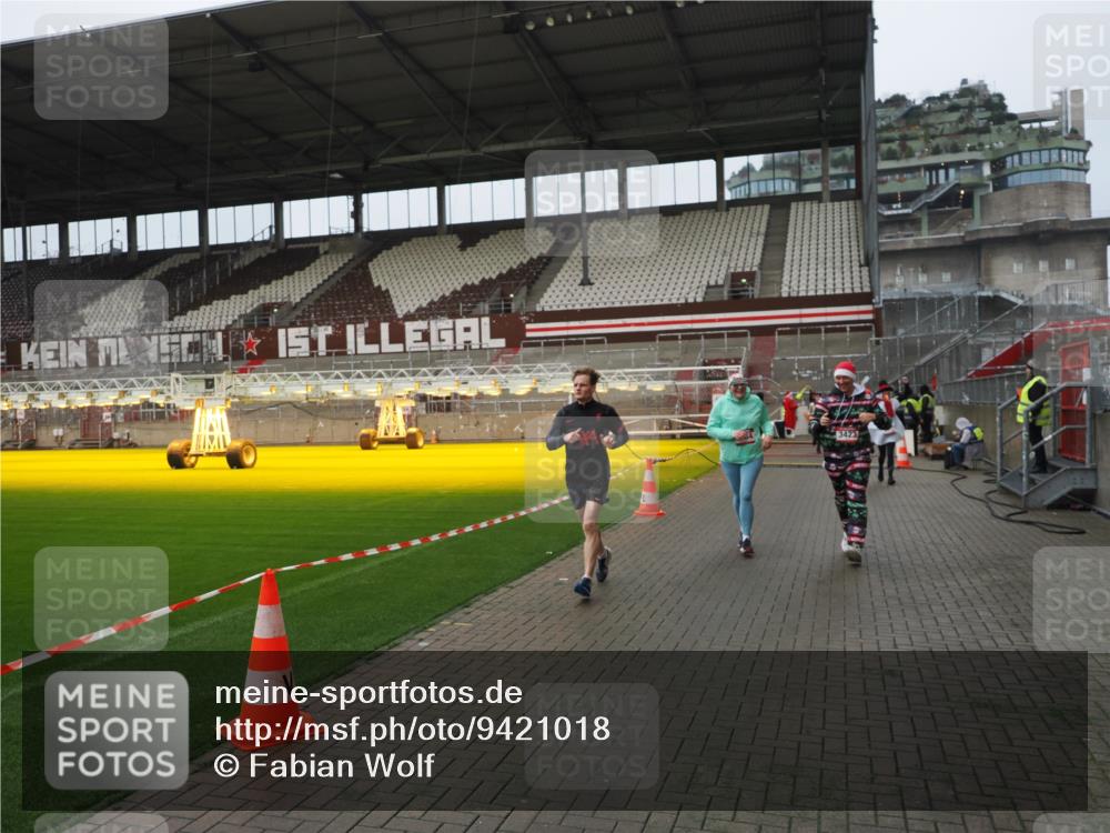 07.12.2025 - St. Pauli X-Mass-Run No. 15 Fabian Wolf http://msf.ph/oto/9421018 07.12.2025 11:43:27 Ziel 1713, 2206, 2208, 3423, 3434, 3622, 3623, 3654, 3676, 3827, 3917, 4604, 4817, 4828, 4842 meine-sportfotos.de