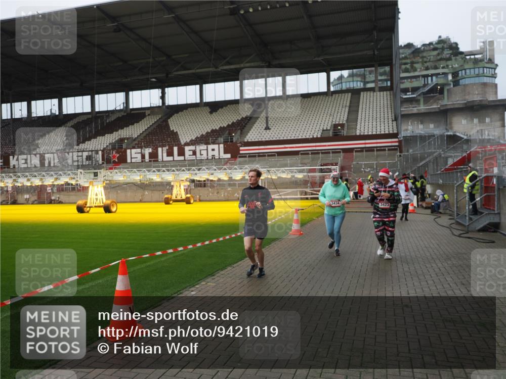 07.12.2025 - St. Pauli X-Mass-Run No. 15 Fabian Wolf http://msf.ph/oto/9421019 07.12.2025 11:43:27 Ziel 1713, 2206, 2208, 3423, 3434, 3622, 3623, 3654, 3676, 3827, 3917, 4604, 4817, 4828, 4842 meine-sportfotos.de