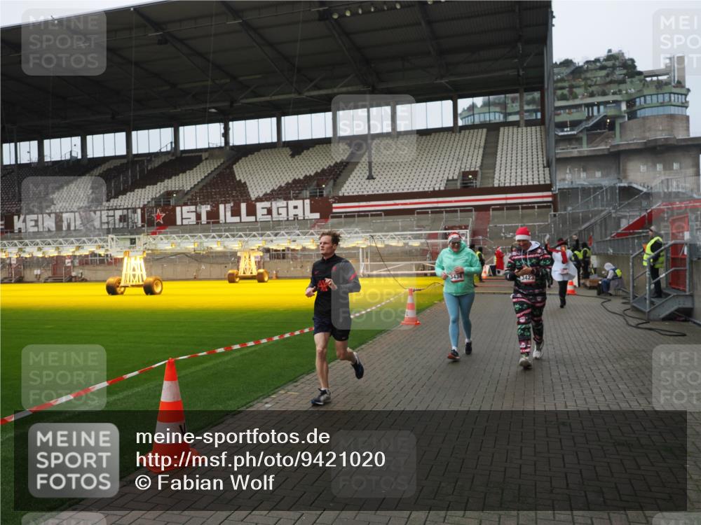 07.12.2025 - St. Pauli X-Mass-Run No. 15 Fabian Wolf http://msf.ph/oto/9421020 07.12.2025 11:43:28 Ziel 364, 1713, 2206, 2208, 3423, 3434, 3654, 3676, 3917, 4604, 4817, 4828, 4842 meine-sportfotos.de