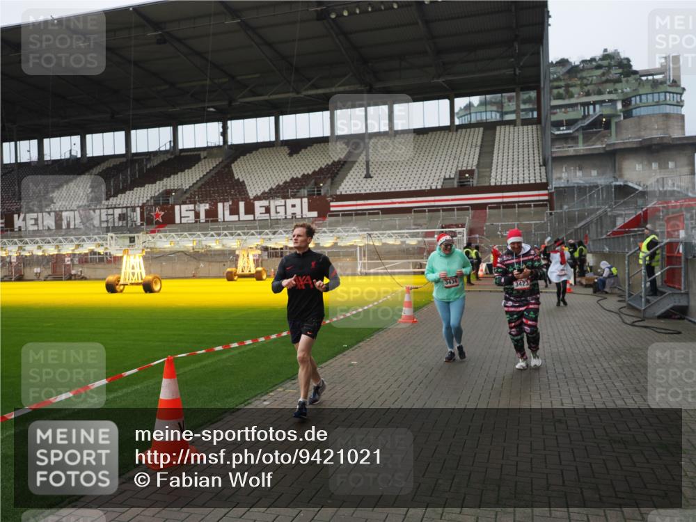 07.12.2025 - St. Pauli X-Mass-Run No. 15 Fabian Wolf http://msf.ph/oto/9421021 07.12.2025 11:43:28 Ziel 364, 1713, 2206, 2208, 3423, 3434, 3654, 3676, 3917, 4604, 4817, 4828, 4842 meine-sportfotos.de