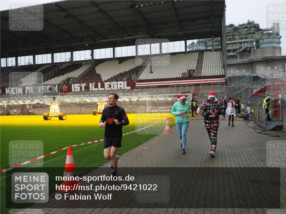 07.12.2025 - St. Pauli X-Mass-Run No. 15 Fabian Wolf http://msf.ph/oto/9421022 07.12.2025 11:43:28 Ziel 364, 1713, 2206, 2208, 3423, 3434, 3654, 3676, 3917, 4604, 4817, 4828, 4842 meine-sportfotos.de