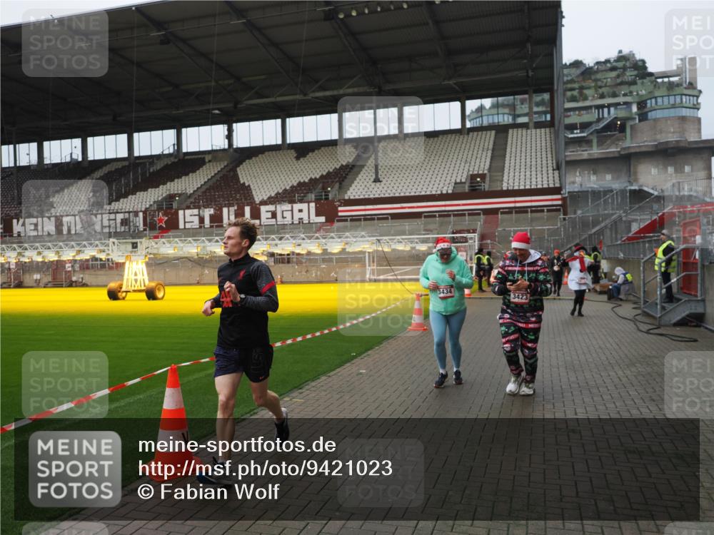 07.12.2025 - St. Pauli X-Mass-Run No. 15 Fabian Wolf http://msf.ph/oto/9421023 07.12.2025 11:43:28 Ziel 364, 1713, 2206, 2208, 3423, 3434, 3654, 3676, 3917, 4604, 4817, 4828, 4842 meine-sportfotos.de