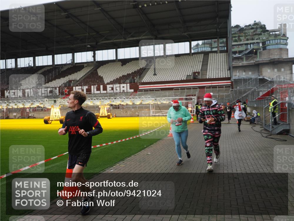07.12.2025 - St. Pauli X-Mass-Run No. 15 Fabian Wolf http://msf.ph/oto/9421024 07.12.2025 11:43:28 Ziel 364, 1713, 2206, 2208, 3423, 3434, 3654, 3676, 3917, 4604, 4817, 4828, 4842 meine-sportfotos.de