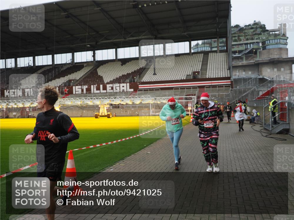 07.12.2025 - St. Pauli X-Mass-Run No. 15 Fabian Wolf http://msf.ph/oto/9421025 07.12.2025 11:43:29 Ziel 364, 1713, 2206, 2208, 3423, 3434, 3654, 3676, 3917, 4604, 4817, 4828, 4842 meine-sportfotos.de