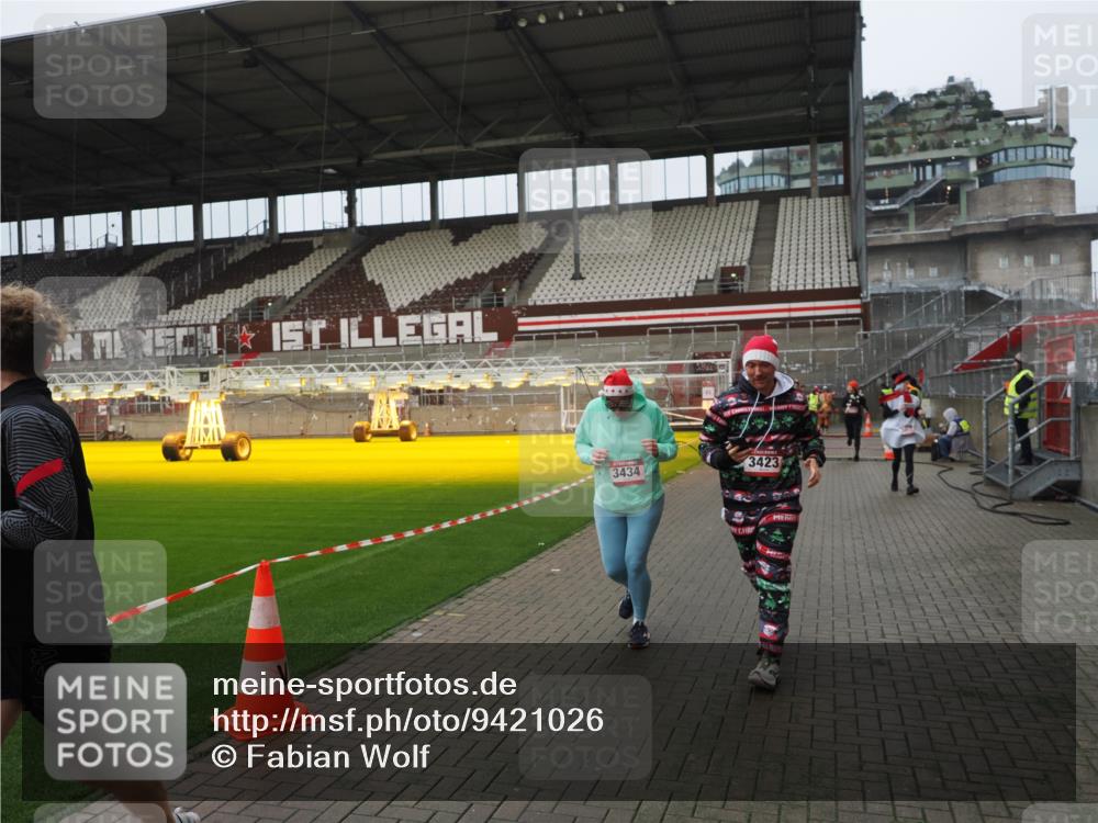 07.12.2025 - St. Pauli X-Mass-Run No. 15 Fabian Wolf http://msf.ph/oto/9421026 07.12.2025 11:43:29 Ziel 364, 1713, 2206, 2208, 3423, 3434, 3654, 3676, 3917, 4604, 4817, 4828, 4842 meine-sportfotos.de