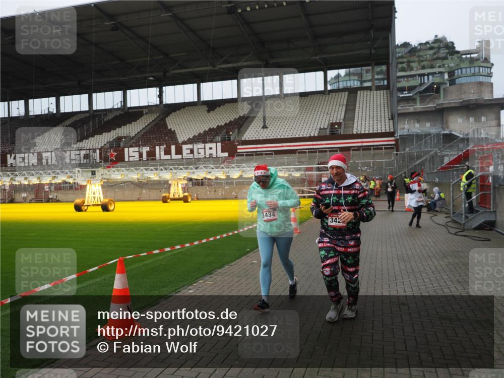 07.12.2025 - St. Pauli X-Mass-Run No. 15 Fabian Wolf http://msf.ph/oto/9421027 07.12.2025 11:43:29 Ziel 364, 1713, 2206, 2208, 3423, 3434, 3654, 3676, 3917, 4604, 4817, 4828, 4842 meine-sportfotos.de