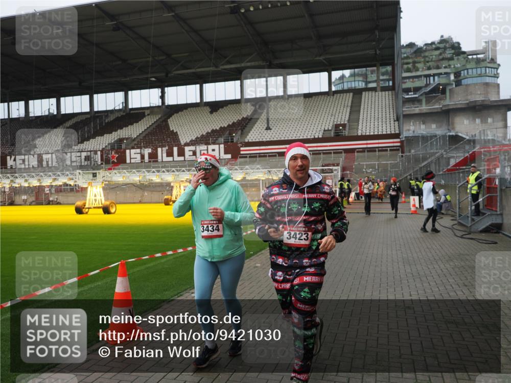 07.12.2025 - St. Pauli X-Mass-Run No. 15 Fabian Wolf http://msf.ph/oto/9421030 07.12.2025 11:43:30 Ziel 364, 1713, 2206, 2208, 3423, 3434, 3654, 3676, 3917, 4817, 4842 meine-sportfotos.de