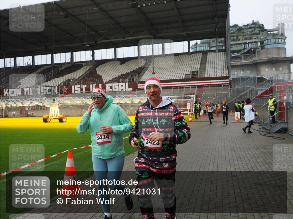 07.12.2025 - St. Pauli X-Mass-Run No. 15 Fabian Wolf http://msf.ph/oto/9421031 07.12.2025 11:43:30 Ziel 364, 1713, 2206, 2208, 3423, 3434, 3654, 3676, 3917, 4817, 4842 meine-sportfotos.de
