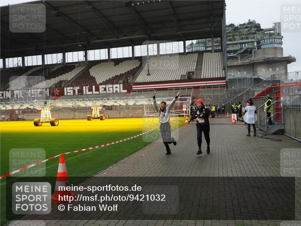 07.12.2025 - St. Pauli X-Mass-Run No. 15 Fabian Wolf http://msf.ph/oto/9421032 07.12.2025 11:43:33 Ziel 364, 1713, 2206, 2208, 3423, 3434, 3654, 3917, 4603 meine-sportfotos.de