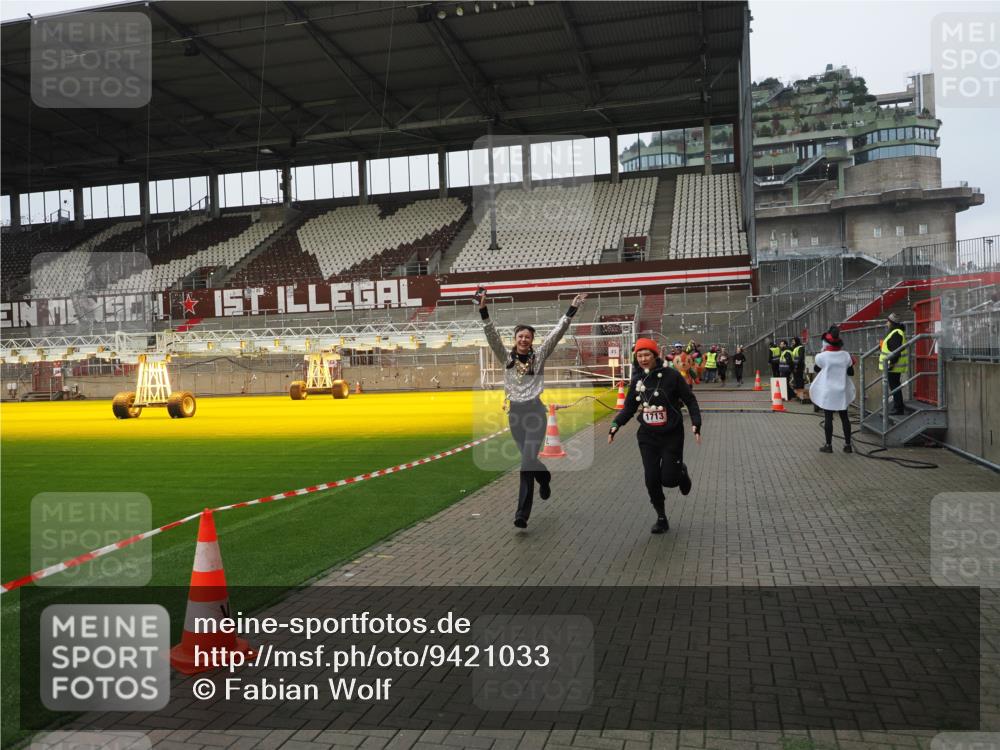 07.12.2025 - St. Pauli X-Mass-Run No. 15 Fabian Wolf http://msf.ph/oto/9421033 07.12.2025 11:43:34 Ziel 364, 1713, 2206, 2208, 3423, 3434, 3654, 3917, 4603 meine-sportfotos.de