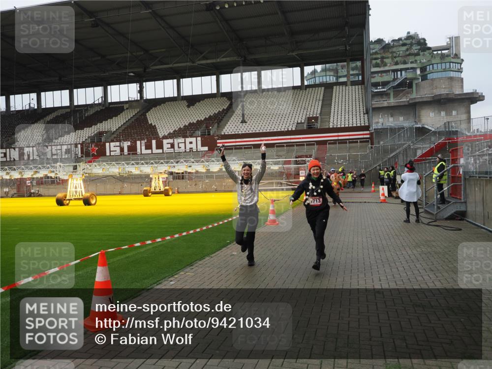 07.12.2025 - St. Pauli X-Mass-Run No. 15 Fabian Wolf http://msf.ph/oto/9421034 07.12.2025 11:43:34 Ziel 364, 1713, 2206, 2208, 3423, 3434, 3654, 3917, 4603 meine-sportfotos.de