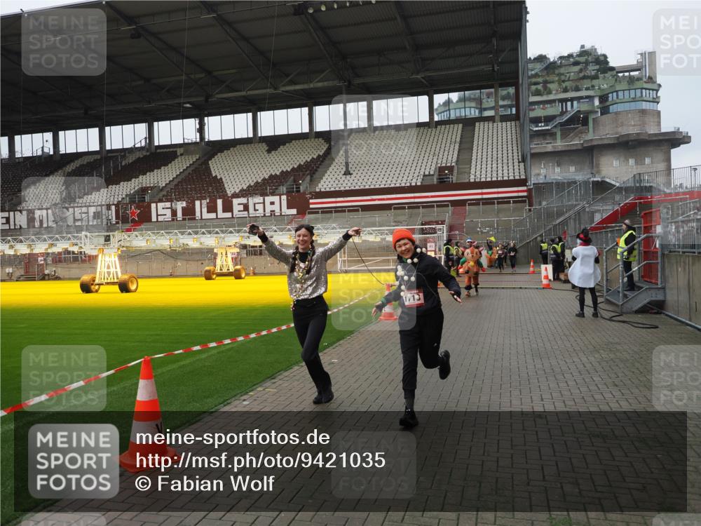 07.12.2025 - St. Pauli X-Mass-Run No. 15 Fabian Wolf http://msf.ph/oto/9421035 07.12.2025 11:43:34 Ziel 364, 1713, 2206, 2208, 3423, 3434, 3654, 3917, 4603 meine-sportfotos.de