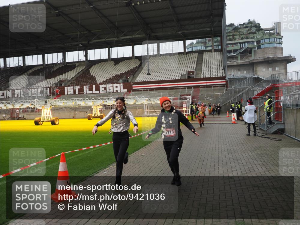 07.12.2025 - St. Pauli X-Mass-Run No. 15 Fabian Wolf http://msf.ph/oto/9421036 07.12.2025 11:43:34 Ziel 364, 1713, 2206, 2208, 3423, 3434, 3654, 3917, 4603 meine-sportfotos.de