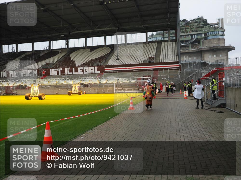07.12.2025 - St. Pauli X-Mass-Run No. 15 Fabian Wolf http://msf.ph/oto/9421037 07.12.2025 11:43:36 Ziel 364, 1713, 2206, 2208, 3423, 3434, 3654, 3917, 4603 meine-sportfotos.de