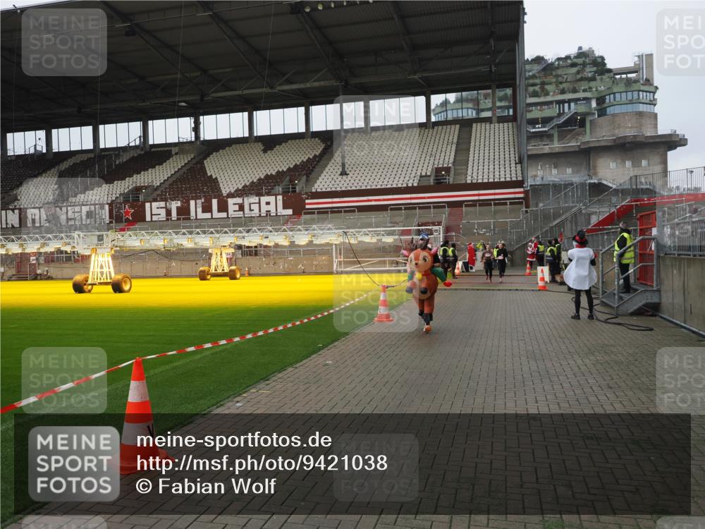 07.12.2025 - St. Pauli X-Mass-Run No. 15 Fabian Wolf http://msf.ph/oto/9421038 07.12.2025 11:43:37 Ziel 364, 1713, 2206, 2208, 2971, 3423, 3434, 3447, 3654, 3917, 4603 meine-sportfotos.de