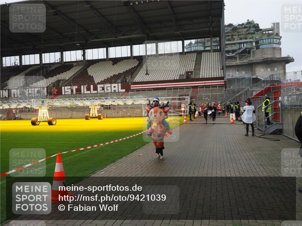 07.12.2025 - St. Pauli X-Mass-Run No. 15 Fabian Wolf http://msf.ph/oto/9421039 07.12.2025 11:43:38 Ziel 364, 1713, 2206, 2208, 2971, 3423, 3434, 3447, 3917, 4603 meine-sportfotos.de