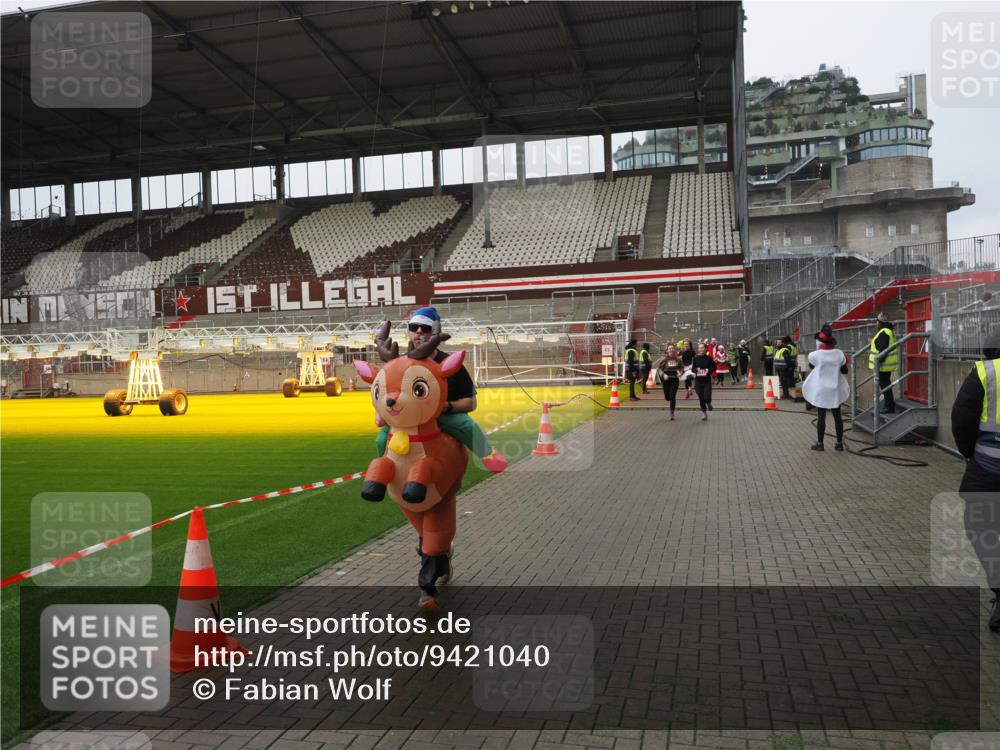 07.12.2025 - St. Pauli X-Mass-Run No. 15 Fabian Wolf http://msf.ph/oto/9421040 07.12.2025 11:43:39 Ziel 71, 364, 1713, 2206, 2208, 2971, 3423, 3434, 3447, 3917, 4603 meine-sportfotos.de