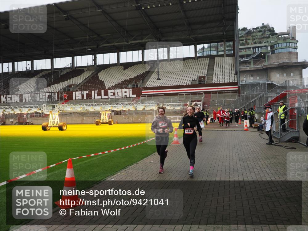 07.12.2025 - St. Pauli X-Mass-Run No. 15 Fabian Wolf http://msf.ph/oto/9421041 07.12.2025 11:43:42 Ziel 71, 364, 1713, 2084, 2971, 3447, 3465, 3466, 3467, 3917, 4603 meine-sportfotos.de