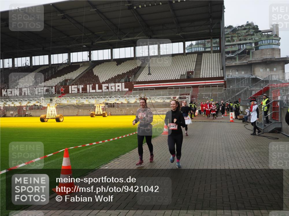 07.12.2025 - St. Pauli X-Mass-Run No. 15 Fabian Wolf http://msf.ph/oto/9421042 07.12.2025 11:43:42 Ziel 71, 364, 1713, 2084, 2971, 3447, 3465, 3466, 3467, 3917, 4603 meine-sportfotos.de