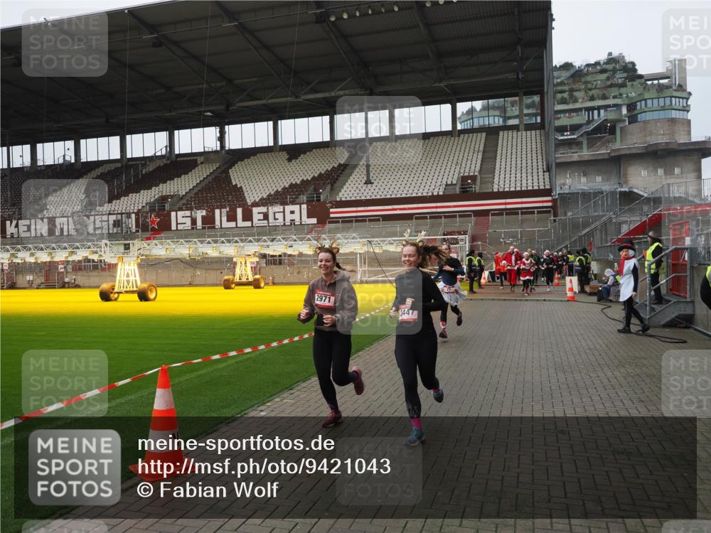 07.12.2025 - St. Pauli X-Mass-Run No. 15 Fabian Wolf http://msf.ph/oto/9421043 07.12.2025 11:43:42 Ziel 71, 364, 1713, 2084, 2971, 3447, 3465, 3466, 3467, 3917, 4603 meine-sportfotos.de