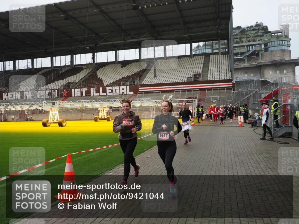 07.12.2025 - St. Pauli X-Mass-Run No. 15 Fabian Wolf http://msf.ph/oto/9421044 07.12.2025 11:43:43 Ziel 71, 364, 1713, 2084, 2971, 3447, 3465, 3466, 3467, 3769, 3917, 4603 meine-sportfotos.de