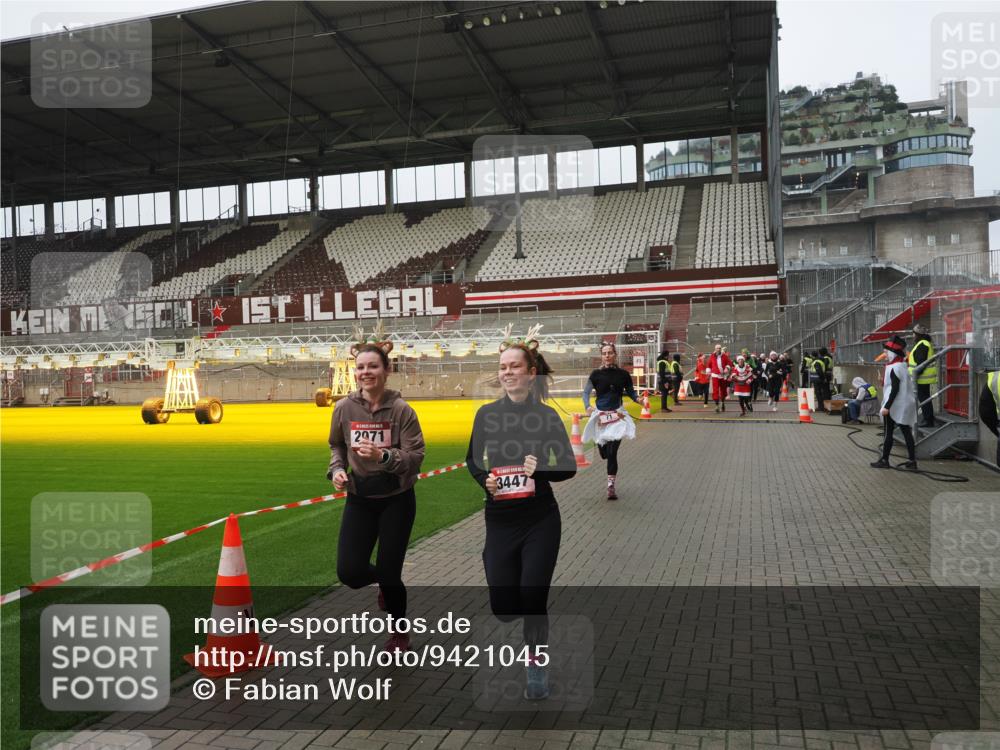 07.12.2025 - St. Pauli X-Mass-Run No. 15 Fabian Wolf http://msf.ph/oto/9421045 07.12.2025 11:43:43 Ziel 71, 364, 1713, 2084, 2971, 3447, 3465, 3466, 3467, 3769, 3917, 4603 meine-sportfotos.de