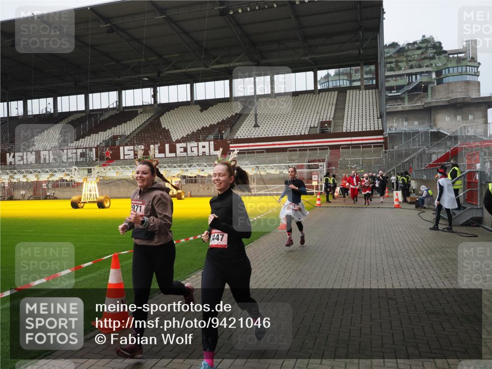 07.12.2025 - St. Pauli X-Mass-Run No. 15 Fabian Wolf http://msf.ph/oto/9421046 07.12.2025 11:43:43 Ziel 71, 364, 1713, 2084, 2971, 3447, 3465, 3466, 3467, 3769, 3917, 4603 meine-sportfotos.de