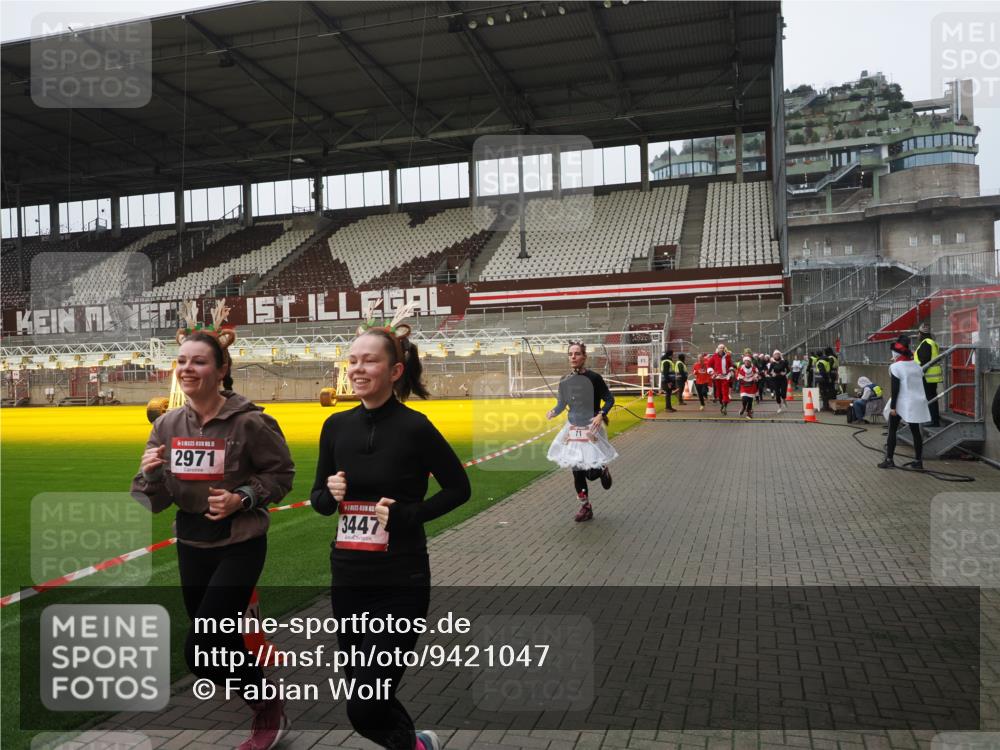 07.12.2025 - St. Pauli X-Mass-Run No. 15 Fabian Wolf http://msf.ph/oto/9421047 07.12.2025 11:43:43 Ziel 71, 364, 1713, 2084, 2971, 3447, 3465, 3466, 3467, 3769, 3917, 4603 meine-sportfotos.de
