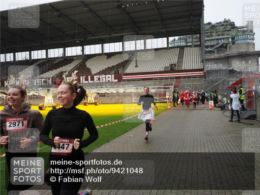 07.12.2025 - St. Pauli X-Mass-Run No. 15 Fabian Wolf http://msf.ph/oto/9421048 07.12.2025 11:43:43 Ziel 71, 364, 1713, 2084, 2971, 3447, 3465, 3466, 3467, 3769, 3917, 4603 meine-sportfotos.de