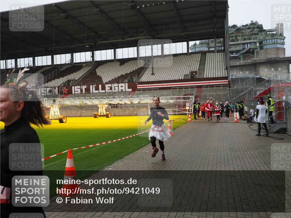 07.12.2025 - St. Pauli X-Mass-Run No. 15 Fabian Wolf http://msf.ph/oto/9421049 07.12.2025 11:43:44 Ziel 71, 364, 1713, 2084, 2586, 2600, 2971, 3403, 3404, 3447, 3465, 3466, 3467, 3769, 4603 meine-sportfotos.de