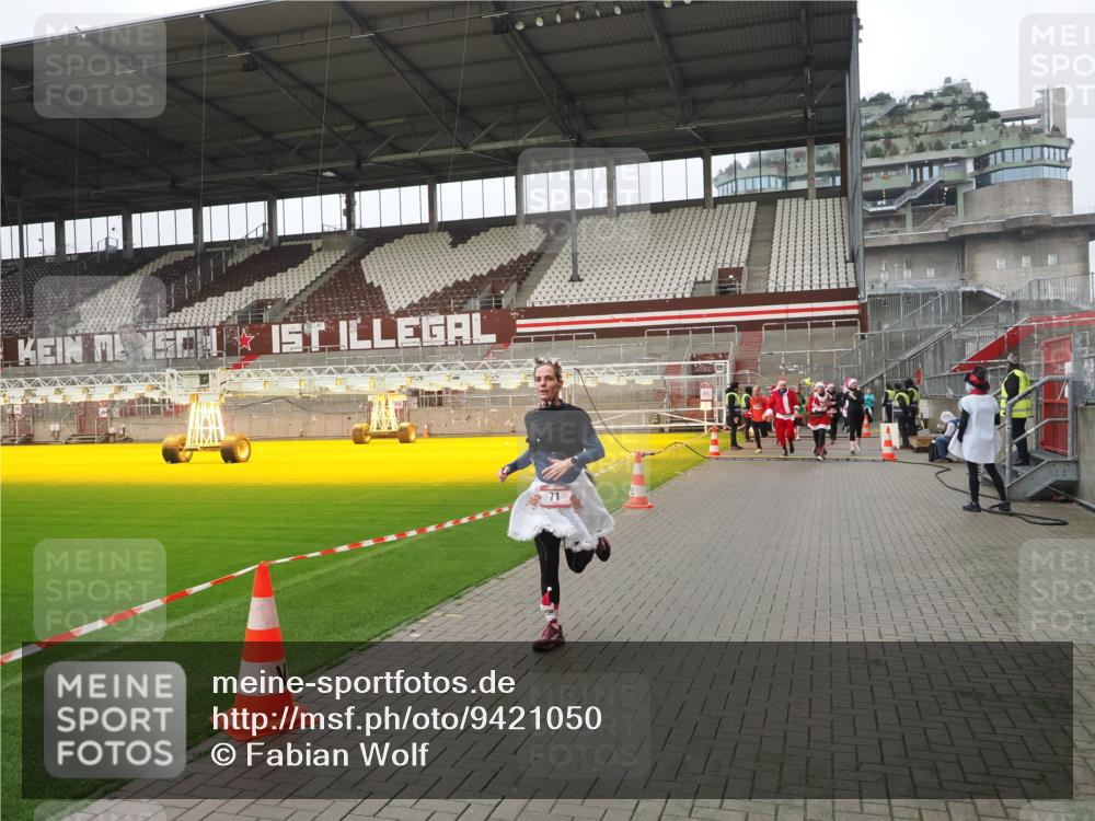 07.12.2025 - St. Pauli X-Mass-Run No. 15 Fabian Wolf http://msf.ph/oto/9421050 07.12.2025 11:43:44 Ziel 71, 364, 1713, 2084, 2586, 2600, 2971, 3403, 3404, 3447, 3465, 3466, 3467, 3769, 4603 meine-sportfotos.de