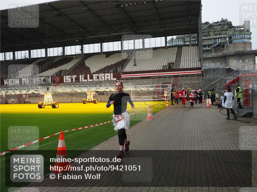 07.12.2025 - St. Pauli X-Mass-Run No. 15 Fabian Wolf http://msf.ph/oto/9421051 07.12.2025 11:43:44 Ziel 71, 364, 1713, 2084, 2586, 2600, 2971, 3403, 3404, 3447, 3465, 3466, 3467, 3769, 4603 meine-sportfotos.de