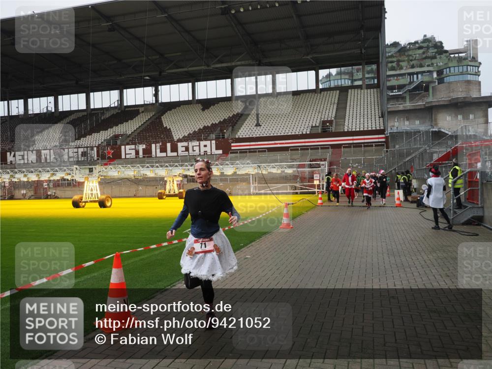 07.12.2025 - St. Pauli X-Mass-Run No. 15 Fabian Wolf http://msf.ph/oto/9421052 07.12.2025 11:43:44 Ziel 71, 364, 1713, 2084, 2586, 2600, 2971, 3403, 3404, 3447, 3465, 3466, 3467, 3769, 4603 meine-sportfotos.de