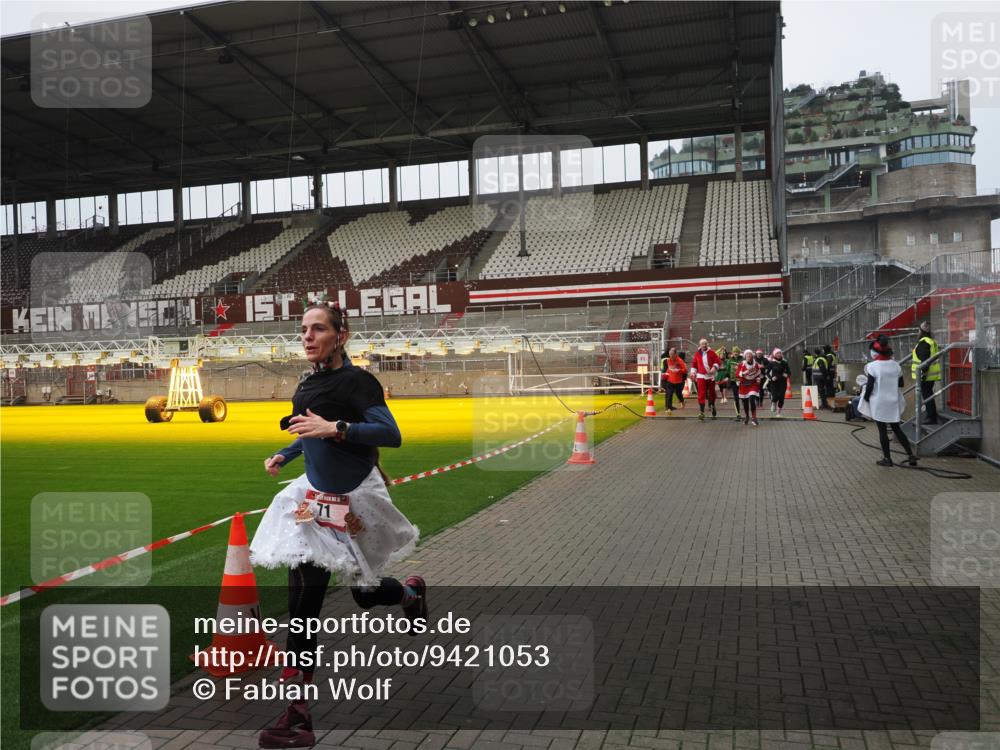 07.12.2025 - St. Pauli X-Mass-Run No. 15 Fabian Wolf http://msf.ph/oto/9421053 07.12.2025 11:43:44 Ziel 71, 364, 1713, 2084, 2586, 2600, 2971, 3403, 3404, 3447, 3465, 3466, 3467, 3769, 4603 meine-sportfotos.de