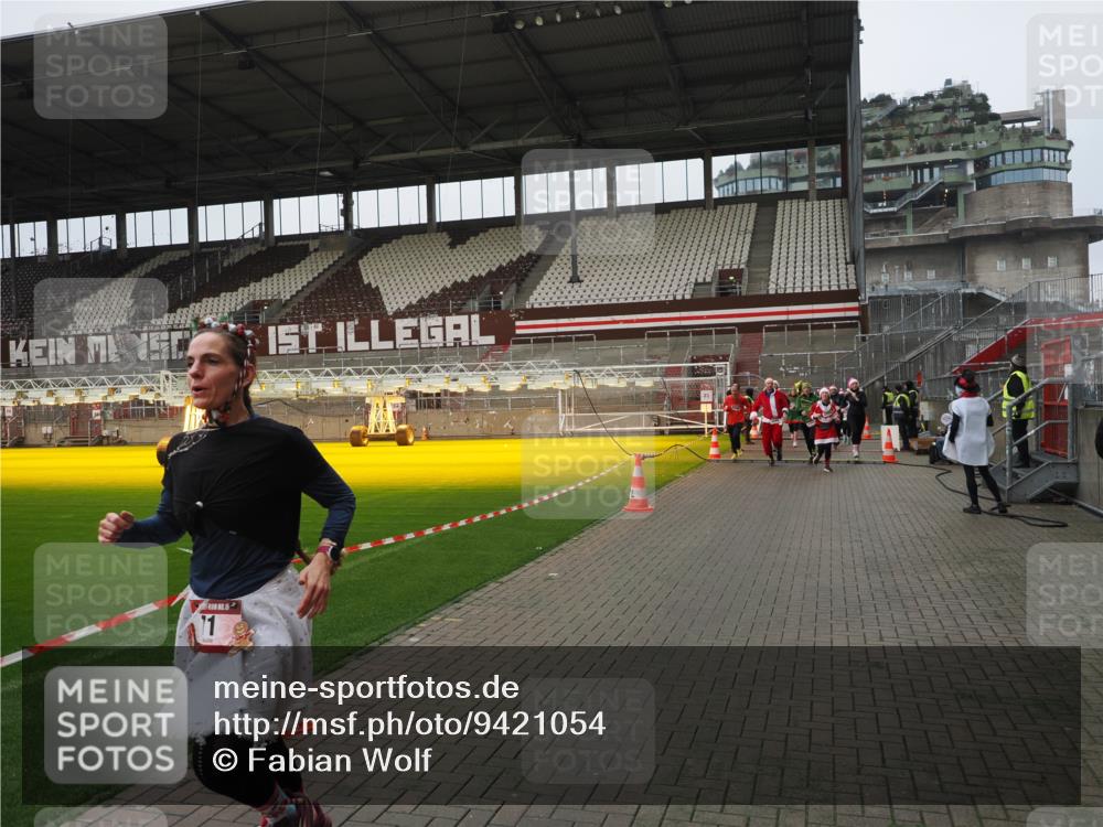 07.12.2025 - St. Pauli X-Mass-Run No. 15 Fabian Wolf http://msf.ph/oto/9421054 07.12.2025 11:43:45 Ziel 71, 364, 1713, 2084, 2116, 2586, 2600, 2971, 3403, 3404, 3447, 3453, 3465, 3466, 3467, 3769, 4603 meine-sportfotos.de