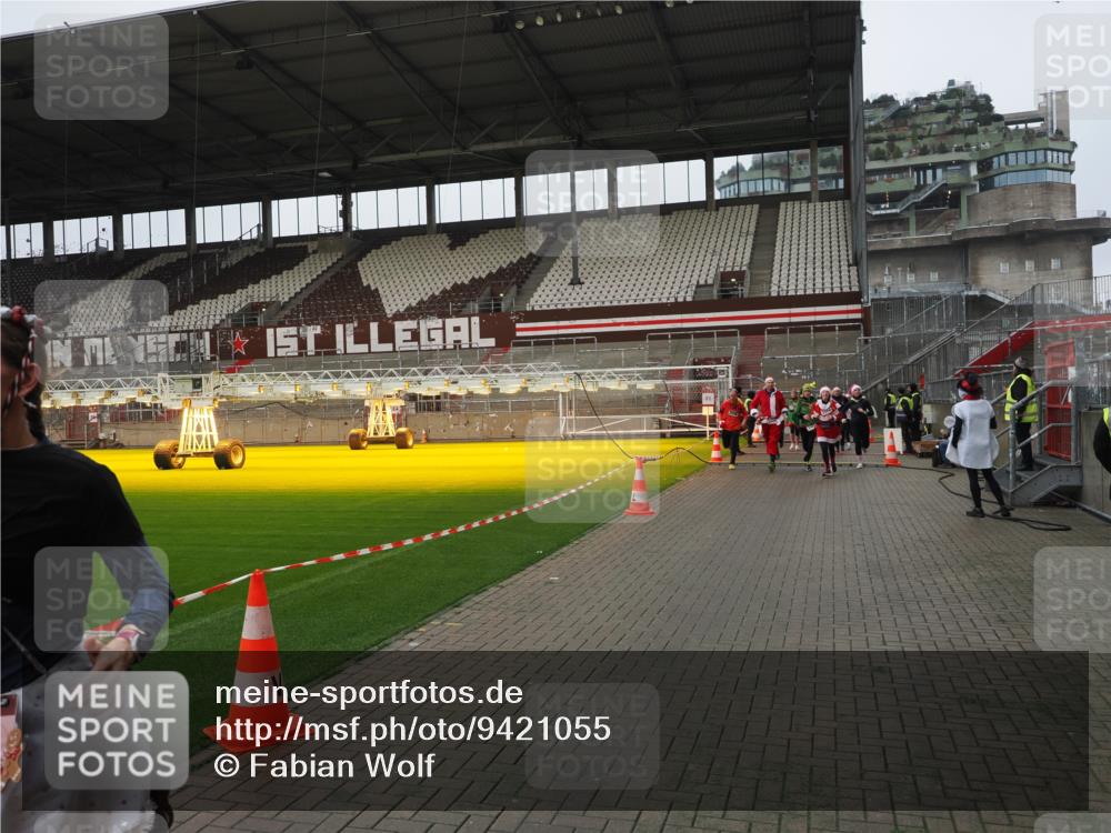 07.12.2025 - St. Pauli X-Mass-Run No. 15 Fabian Wolf http://msf.ph/oto/9421055 07.12.2025 11:43:45 Ziel 71, 364, 1713, 2084, 2116, 2586, 2600, 2971, 3403, 3404, 3447, 3453, 3465, 3466, 3467, 3769, 4603 meine-sportfotos.de