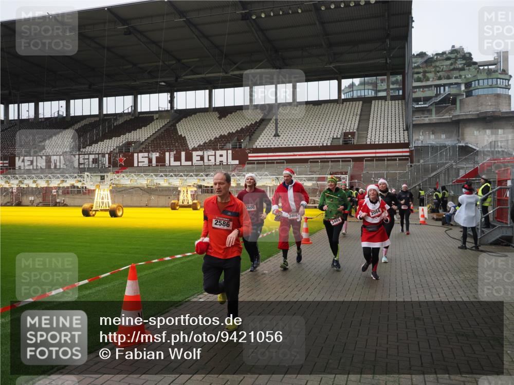 07.12.2025 - St. Pauli X-Mass-Run No. 15 Fabian Wolf http://msf.ph/oto/9421056 07.12.2025 11:43:49 Ziel 71, 1949, 1950, 2084, 2116, 2586, 2600, 2971, 3403, 3404, 3447, 3453, 3465, 3466, 3467, 3733, 3735, 3769, 3882, 3884, 4603 meine-sportfotos.de