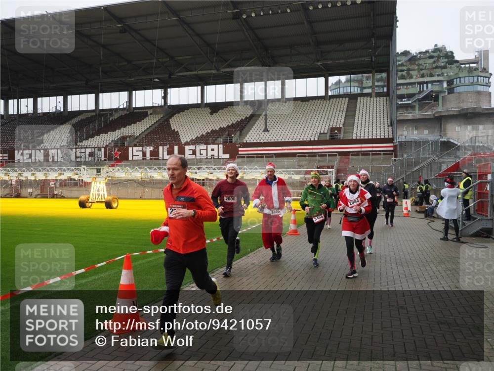 07.12.2025 - St. Pauli X-Mass-Run No. 15 Fabian Wolf http://msf.ph/oto/9421057 07.12.2025 11:43:49 Ziel 71, 1949, 1950, 2084, 2116, 2586, 2600, 2971, 3403, 3404, 3447, 3453, 3465, 3466, 3467, 3733, 3735, 3769, 3882, 3884, 4603 meine-sportfotos.de