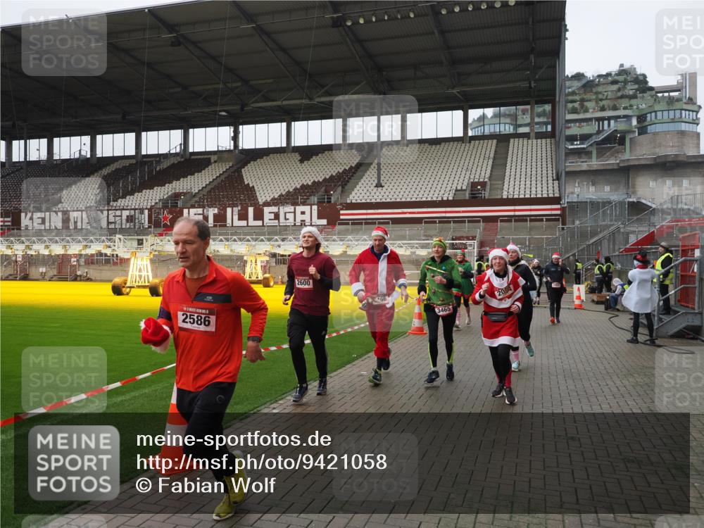 07.12.2025 - St. Pauli X-Mass-Run No. 15 Fabian Wolf http://msf.ph/oto/9421058 07.12.2025 11:43:50 Ziel 71, 1949, 1950, 2084, 2116, 2441, 2586, 2600, 2971, 3403, 3404, 3447, 3453, 3465, 3466, 3467, 3733, 3735, 3769, 3882, 3884, 4603 meine-sportfotos.de
