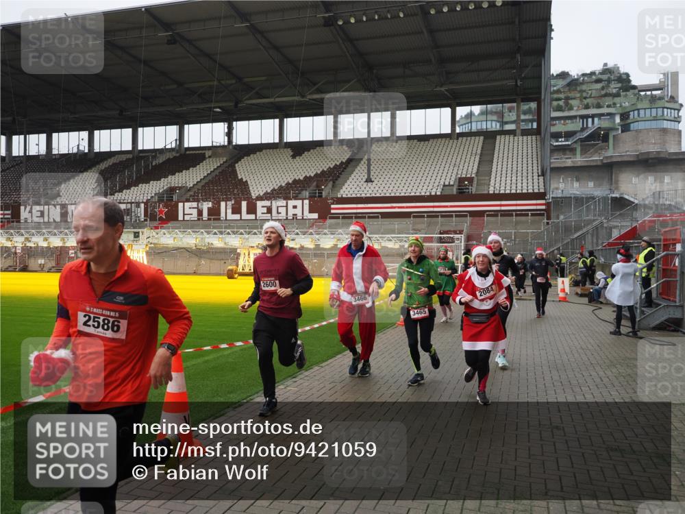 07.12.2025 - St. Pauli X-Mass-Run No. 15 Fabian Wolf http://msf.ph/oto/9421059 07.12.2025 11:43:50 Ziel 71, 1949, 1950, 2084, 2116, 2441, 2586, 2600, 2971, 3403, 3404, 3447, 3453, 3465, 3466, 3467, 3733, 3735, 3769, 3882, 3884, 4603 meine-sportfotos.de