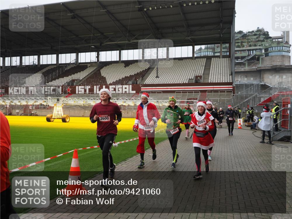 07.12.2025 - St. Pauli X-Mass-Run No. 15 Fabian Wolf http://msf.ph/oto/9421060 07.12.2025 11:43:50 Ziel 71, 1949, 1950, 2084, 2116, 2441, 2586, 2600, 2971, 3403, 3404, 3447, 3453, 3465, 3466, 3467, 3733, 3735, 3769, 3882, 3884, 4603 meine-sportfotos.de