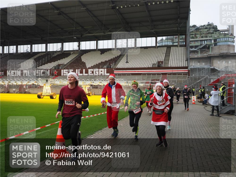 07.12.2025 - St. Pauli X-Mass-Run No. 15 Fabian Wolf http://msf.ph/oto/9421061 07.12.2025 11:43:50 Ziel 71, 1949, 1950, 2084, 2116, 2441, 2586, 2600, 2971, 3403, 3404, 3447, 3453, 3465, 3466, 3467, 3733, 3735, 3769, 3882, 3884, 4603 meine-sportfotos.de