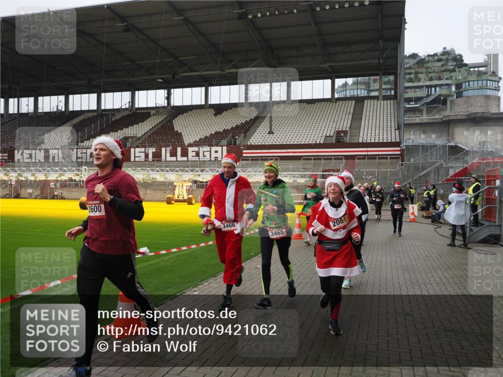 07.12.2025 - St. Pauli X-Mass-Run No. 15 Fabian Wolf http://msf.ph/oto/9421062 07.12.2025 11:43:50 Ziel 71, 1949, 1950, 2084, 2116, 2441, 2586, 2600, 2971, 3403, 3404, 3447, 3453, 3465, 3466, 3467, 3733, 3735, 3769, 3882, 3884, 4603 meine-sportfotos.de