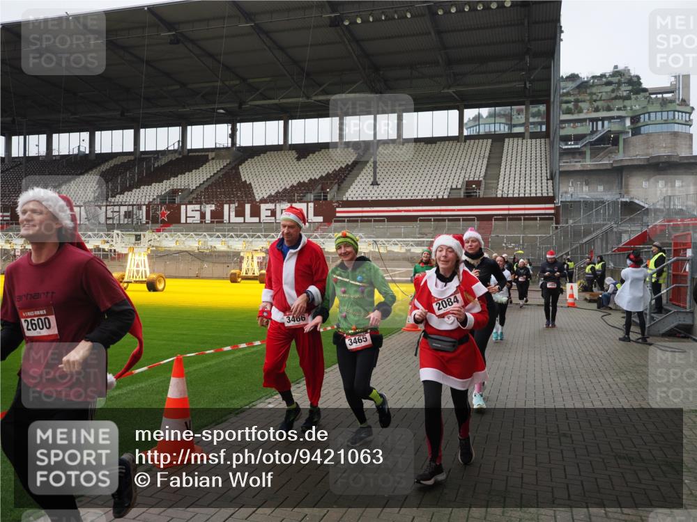 07.12.2025 - St. Pauli X-Mass-Run No. 15 Fabian Wolf http://msf.ph/oto/9421063 07.12.2025 11:43:51 Ziel 71, 1949, 1950, 2084, 2116, 2441, 2586, 2600, 2971, 3403, 3404, 3447, 3453, 3465, 3466, 3467, 3733, 3735, 3769, 3882, 3884, 4603 meine-sportfotos.de