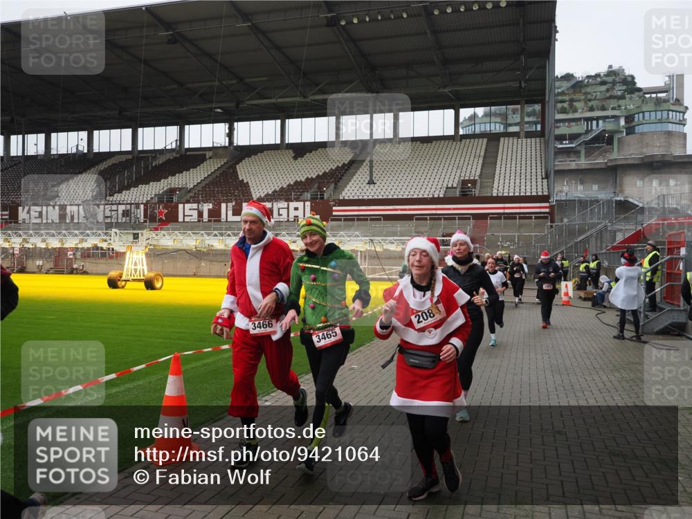 07.12.2025 - St. Pauli X-Mass-Run No. 15 Fabian Wolf http://msf.ph/oto/9421064 07.12.2025 11:43:51 Ziel 71, 1949, 1950, 2084, 2116, 2441, 2586, 2600, 2971, 3403, 3404, 3447, 3453, 3465, 3466, 3467, 3733, 3735, 3769, 3882, 3884, 4603 meine-sportfotos.de