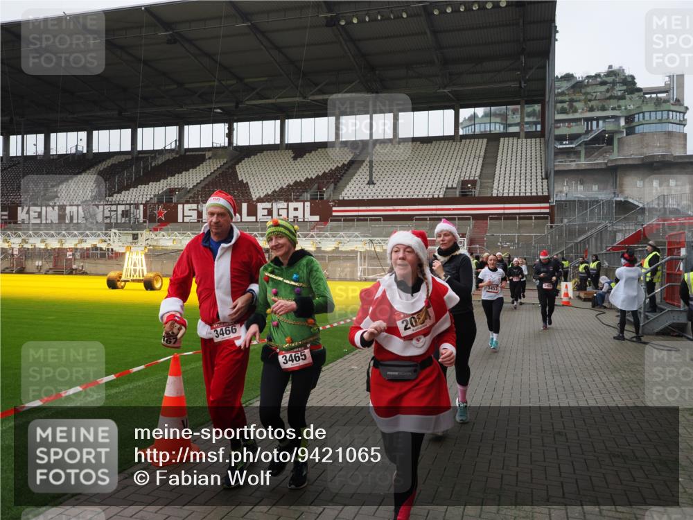 07.12.2025 - St. Pauli X-Mass-Run No. 15 Fabian Wolf http://msf.ph/oto/9421065 07.12.2025 11:43:51 Ziel 71, 1949, 1950, 2084, 2116, 2441, 2586, 2600, 2971, 3403, 3404, 3447, 3453, 3465, 3466, 3467, 3733, 3735, 3769, 3882, 3884, 4603 meine-sportfotos.de