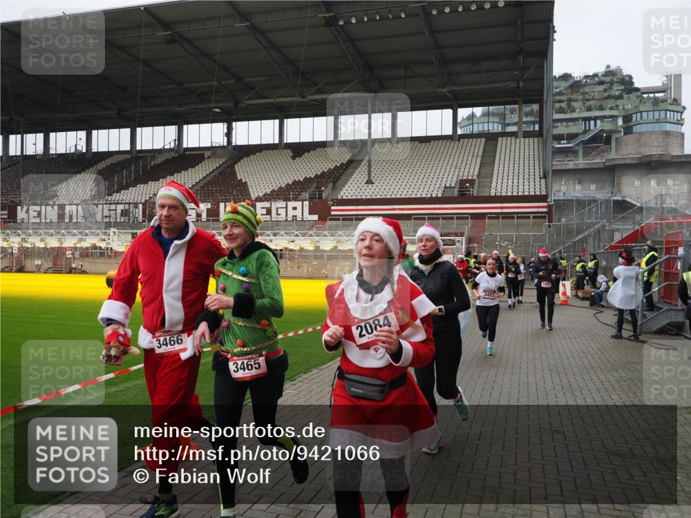 07.12.2025 - St. Pauli X-Mass-Run No. 15 Fabian Wolf http://msf.ph/oto/9421066 07.12.2025 11:43:51 Ziel 71, 1949, 1950, 2084, 2116, 2441, 2586, 2600, 2971, 3403, 3404, 3447, 3453, 3465, 3466, 3467, 3733, 3735, 3769, 3882, 3884, 4603 meine-sportfotos.de