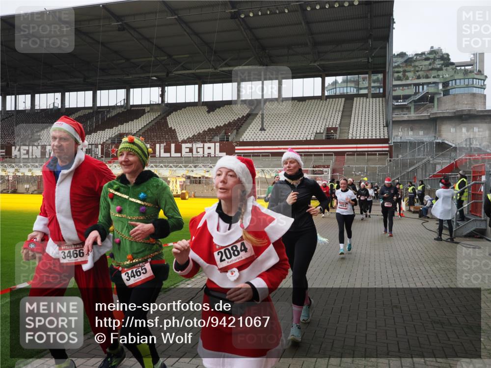 07.12.2025 - St. Pauli X-Mass-Run No. 15 Fabian Wolf http://msf.ph/oto/9421067 07.12.2025 11:43:51 Ziel 71, 1949, 1950, 2084, 2116, 2441, 2586, 2600, 2971, 3403, 3404, 3447, 3453, 3465, 3466, 3467, 3733, 3735, 3769, 3882, 3884, 4603 meine-sportfotos.de