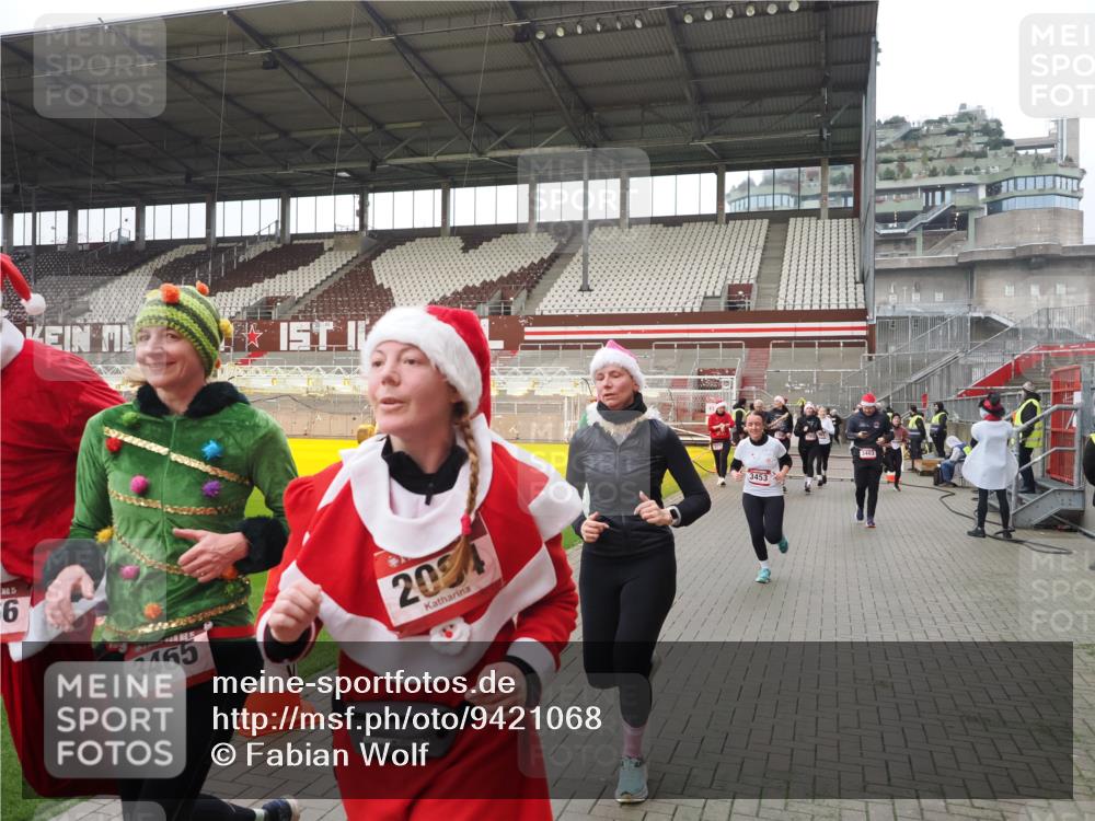 07.12.2025 - St. Pauli X-Mass-Run No. 15 Fabian Wolf http://msf.ph/oto/9421068 07.12.2025 11:43:52 Ziel 71, 1949, 1950, 2084, 2116, 2441, 2586, 2600, 2971, 3403, 3404, 3447, 3453, 3465, 3466, 3467, 3733, 3735, 3769, 3882, 3884, 4603 meine-sportfotos.de