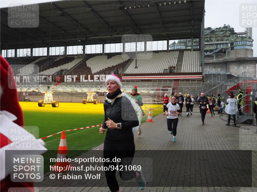 07.12.2025 - St. Pauli X-Mass-Run No. 15 Fabian Wolf http://msf.ph/oto/9421069 07.12.2025 11:43:52 Ziel 71, 1949, 1950, 2084, 2116, 2441, 2586, 2600, 2971, 3403, 3404, 3447, 3453, 3465, 3466, 3467, 3733, 3735, 3769, 3882, 3884, 4603 meine-sportfotos.de